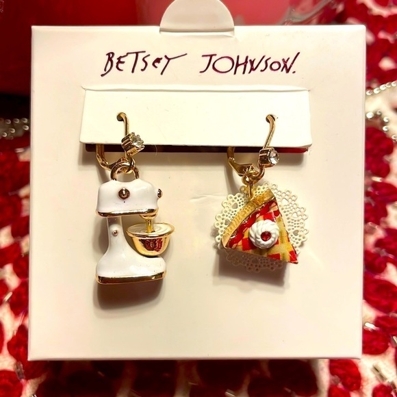 Brand New Betsey Johnson Mismatched Pie Slice & Mixer Baker Drop Earrings - Picture 12 of 12